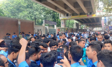 পাঁচ দাবিতে ফার্মগেটে শিক্ষার্থীদের সড়ক অবরোধ, যান চলাচল বন্ধ
