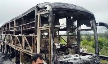 ভারতে যাত্রীবাহী বাসে ভয়াবহ আগুন, পুড়ে অঙ্গার ১১ প্রাণ