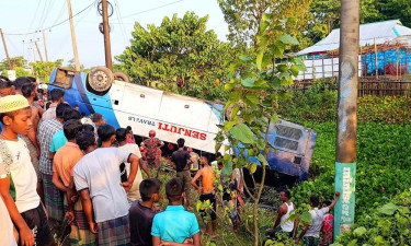 টাঙ্গুয়ার হাওরে ভ্রমণে গিয়ে পর্যটকবাহী বাস খাদে, মা-মেয়ে নিহত