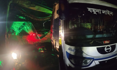 এক্সপ্রেসওয়েতে দুর্ঘটনার পর সড়কে দাঁড়িয়ে থাকা যাত্রীদের ট্রাকচাপা, নিহত ২