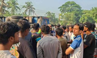 পাবনায় ট্রাকচাপায় দুই শিক্ষার্থীসহ নিহত ৩