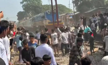 ভৈরবে উপকূল এক্সপ্রেসে অবরোধকারীদের পাথর নিক্ষেপ, আহত কয়েক যাত্রী
