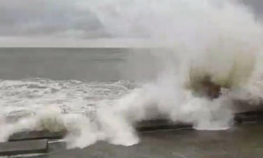 প্রবল ঘূর্ণিঝড়ে পরিণত হয়েছে মন্থা, ভারতের ১৯ জেলায় রেড অ্যালার্ট