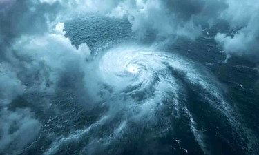 তাণ্ডব চালাচ্ছে ঘূর্ণিঝড় ‘মন্থা’, অন্ধ্রপ্রদেশে প্রাণহানি