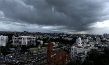 দুপুর গড়াতেই আঁধারে ডুববে আকাশ, আছে বজ্রসহ বৃষ্টির শঙ্কাও