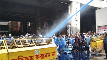 ইবতেদায়ি শিক্ষকদের  ‘ভুখা’ মিছিলে পুলিশের জলকামান-সাউন্ড গ্রেনেড নিক্ষেপ