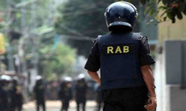 রাউজানে র‍্যাবের অভিযানে ৯টি আগ্নেয়াস্ত্রসহ বিপুল অস্ত্র উদ্ধার, আটক ২