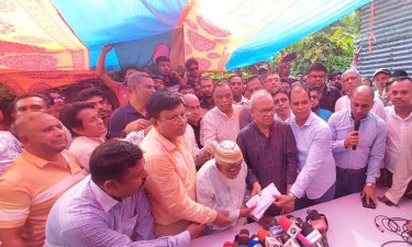 জন্মান্ধ প্রবীণ গফুর মল্লিকের পাশে তারেক রহমান