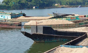 সুনামগঞ্জের চলতি নদীতে সিলিকা বালু লুট, ক্ষতিগ্রস্তদের মামলা