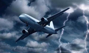 ওয়ান ঝড়ের কবলে ট্রাম্পের বিমান!