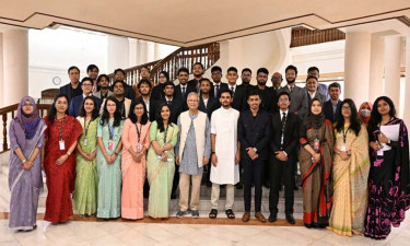 জাতীয় নীতি প্রতিযোগিতায় বিজয়ী শিক্ষার্থীদের সঙ্গে প্রধান উপদেষ্টার শুভেচ্ছা বিনিময়