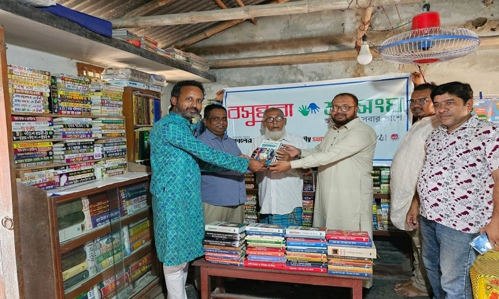 জীবননগরে শিক্ষকের উন্মুক্ত পাঠাগারে শুভসংঘের বই উপহার
