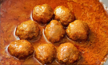 একঘেয়ে ঝোল নয়, ছুটির দিনে বানিয়ে ফেলুন মজাদার ‘বিফ কোফতা কারি’