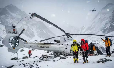 এভারেস্টে আটকে পড়া পর্বতারোহীদের উদ্ধারে যাওয়া হেলিকপ্টার বিধ্বস্ত