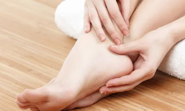 শীতে পা ফাটা রোধ করবেন কীভাবে