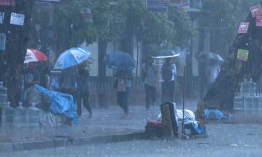 বৃষ্টিপাতের মধ্যেই রাতে ১০ জেলায় ঝড়ের আভাস