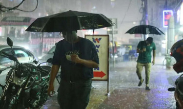 ভারী বৃষ্টিতে রাজধানীজুড়ে যানজট, জলাবদ্ধতায় চরম ভোগান্তি