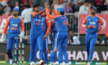 অস্ট্রেলিয়াকে হারিয়ে সিরিজে সমতা আনলো ভারত