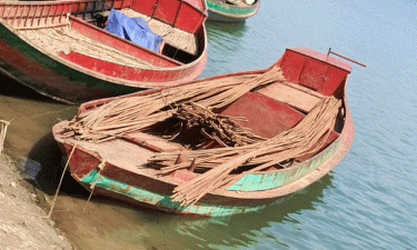 তাহিরপুরে মুজিব কেল্লা প্রকল্পের মালামালসহ দুই নৌকা আটক