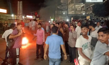 মহাসড়ক অবরোধ করে বিক্ষোভ আসলাম চৌধুরীর সমর্থকদের