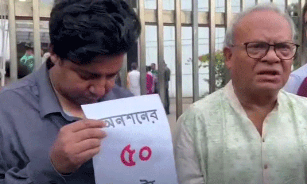 অনশনরত তারেককে বিএনপির পক্ষ থেকে সংহতি জানালেন রিজভী