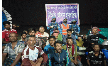 মোংলায় নদীতে ভাসতে থাকা দুই ট্রলারসহ ৪২ যাত্রী উদ্ধার