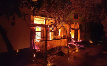 সোনারগাঁওয়ে বিএনপির দুই পক্ষের সংঘর্ষ: ভাঙচুর-অগ্নিসংযোগ, আটক ২