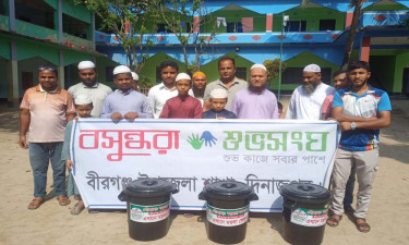 বীরগঞ্জে বসুন্ধরা শুভসংঘের ডাস্টবিন বিতরণ