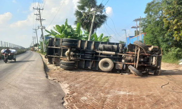 গাজীপুরে ট্রাক উল্টে চালক আহত, স্থবির যান চলাচল