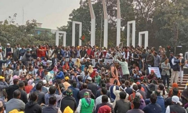 তিন দাবিতে শহীদ মিনারে প্রাথমিক শিক্ষকদের লাগাতার অবস্থান কর্মসূচি শুরু