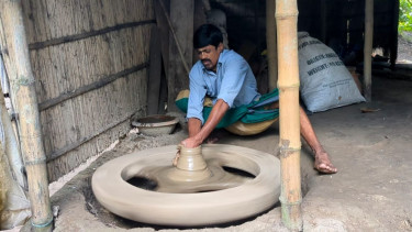 আধুনিকতার ছোঁয়ায় বিলুপ্তির পথে শিবচরের ঐতিহ্যবাহী মৃৎশিল্প