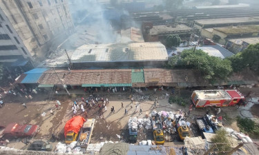 টঙ্গীতে তুলার গুদামে ভয়াবহ আগুন, নিয়ন্ত্রণে ফায়ার সার্ভিসের ৭ ইউনিট