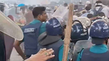 শাহবাগে আন্দোলনরত শিক্ষকদের ওপর পুলিশের লাঠিচার্জ, আহত ১২০