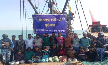 সেন্টমার্টিনে কোস্ট গার্ডের অভিযানে ১৯ জেলে আটক, অবৈধ ট্রলিং বোট জব্দ