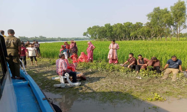 মোংলায় পর্যটকবাহী বোটডুবি: প্রবাসী নারী নিখোঁজ, ১২ জন সাঁতরে তীরে