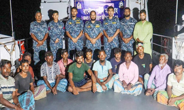 বঙ্গোপসাগরে ইঞ্জিন বিকল ট্রলারসহ ১৩ জেলেকে উদ্ধার করল নৌবাহিনী