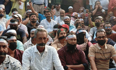 মুখে কালো কাপড় বেঁধে শিক্ষকদের প্রতিবাদ, কর্মবিরতি চলবে