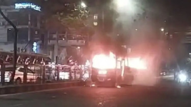 এবার ধানমন্ডিতে বাসে আগুন