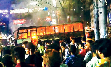 রাজধানী জুড়ে ককটেল আর আগুন বাড়াল উদ্বেগ