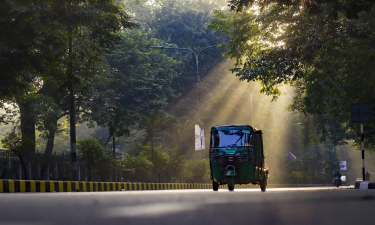 ঢাকার পথে খুব সকালে