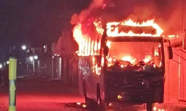 ময়মনসিংহে থেমে থাকা বাসে দুর্বৃত্তের আগুন, নিহত ১