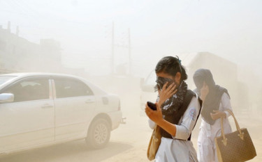 ঢাকার বাতাস আজ ‘খুবই অস্বাস্থ্যকর’, তাকেও ছাড়িয়ে গেছে খুলনা