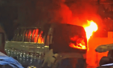 রাজধানীতে আবারও বাসে আগুন