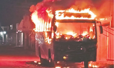 বাসে আগুন-ককটেল বিস্ফোরণে আতঙ্ক বাড়ছে