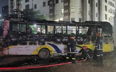 আশুলিয়ায় দাঁড়িয়ে থাকা বাসে আগুন, চালক আহত