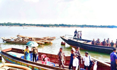 চলতি নদীতে অবৈধ বালু উত্তোলন, ড্রেজার-নৌকা জব্দ করল টাস্কফোর্স