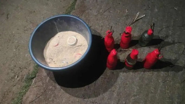 মোহাম্মদপুরে র‌্যাবের অভিযানে ৬ পেট্রোলবোমা ও ৪ ককটেল উদ্ধার