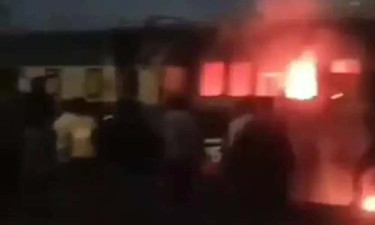 তেজগাঁওয়ে ট্রেনের পরিত্যক্ত বগিতে আগুন, হাতেনাতে দুইজন আটক