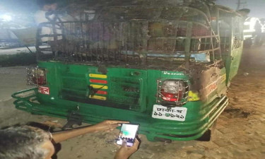 সিদ্ধিরগঞ্জে সিএনজিতে অগ্নিসংযোগ