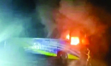 ঢাকা-চট্টগ্রাম মহাসড়কে দাঁড়িয়ে থাকা বাসে আগুন দিল দুর্বৃত্তরা